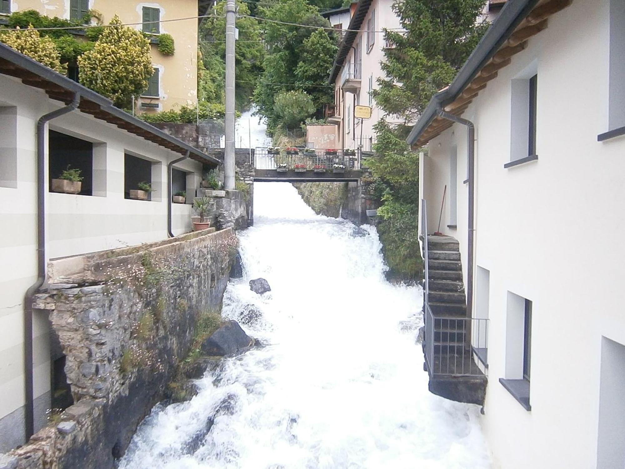 Casa In Riva Al Lago Varenna Exterior photo